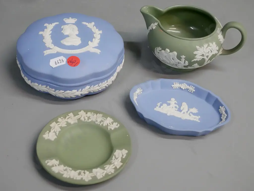 4 pieces of Wedgwood jasperware -- 2x blue: one lidded container commemorating coronation & royal visit 1953, small pin Image 1++