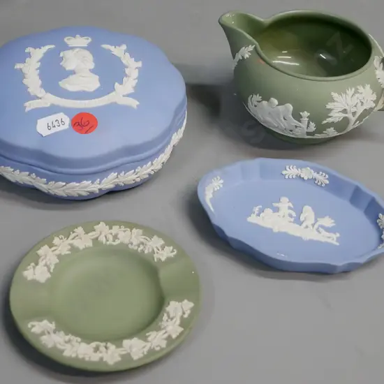 4 pieces of Wedgwood jasperware -- 2x blue: one lidded container commemorating coronation & royal visit 1953, small pin