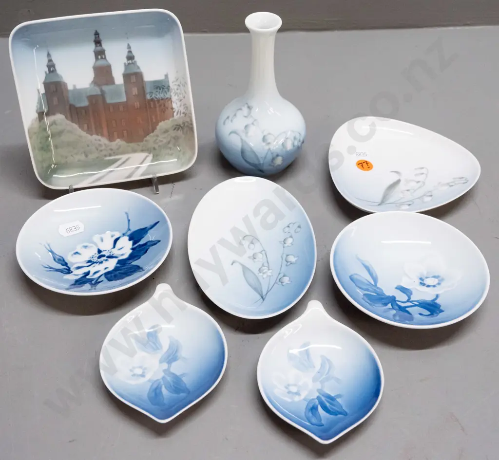 8 assorted small Bing & Grondahl floral items - floral plates, vase H-130, etc and a square Rosenborg Castle dish Image 1++