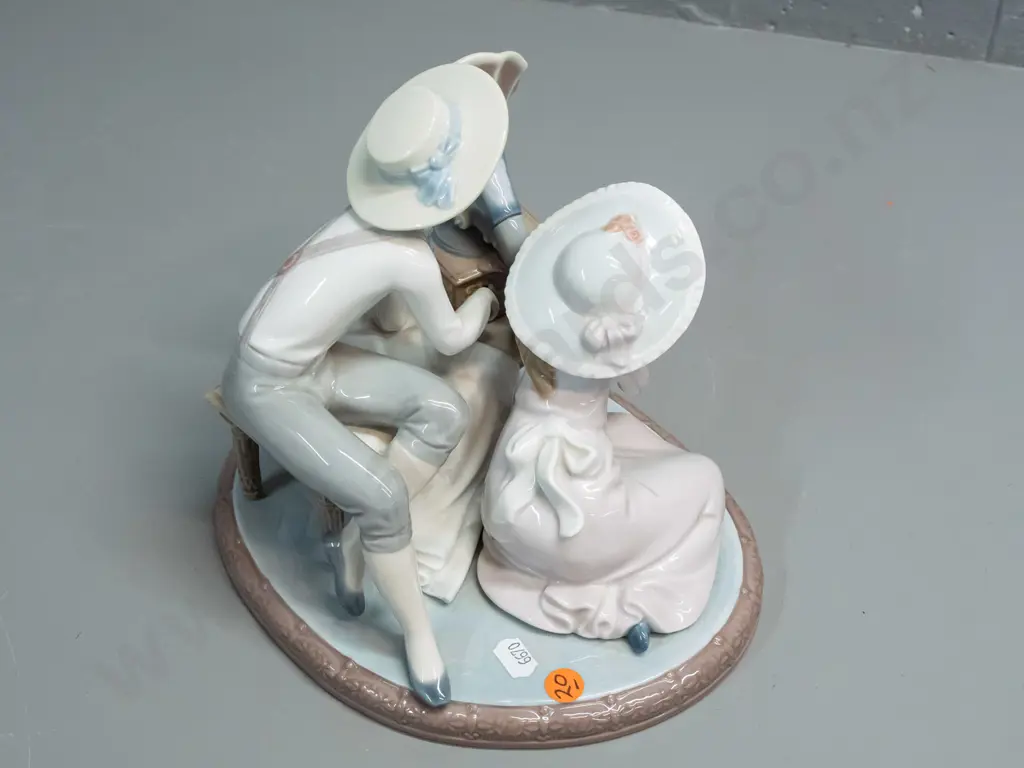 Lladro figure - 2 children with gramophone H-200 W-220 D-190 Image 1++
