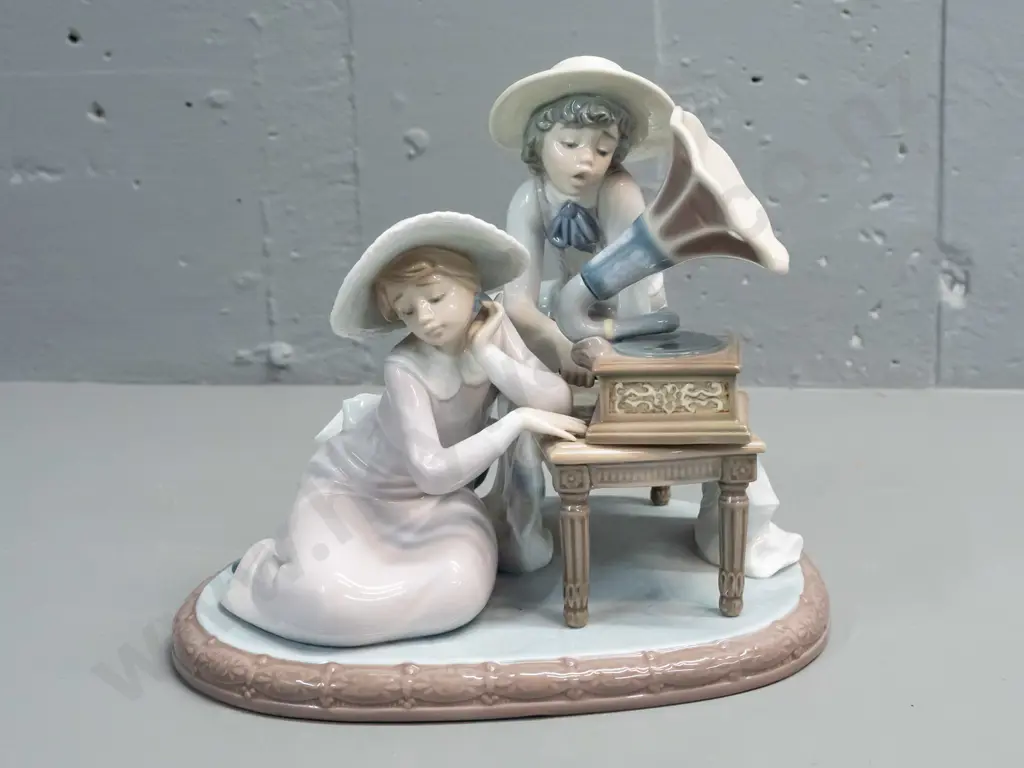 Lladro figure - 2 children with gramophone H-200 W-220 D-190 Image 1++