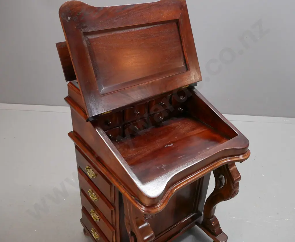 reproduction mahogany davenport desk, lift-up stationery box on top, slanted lifting top w/ green leather insert, top Image 1++