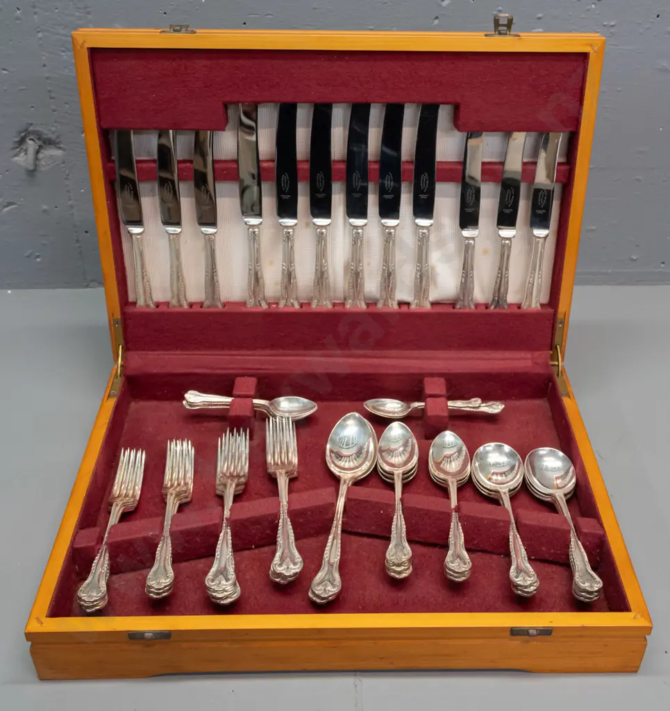 canteen of plated cutlery - John Barker, Sheffield - 6 place setting with serving spoons, one replacement teaspoon Image 1++
