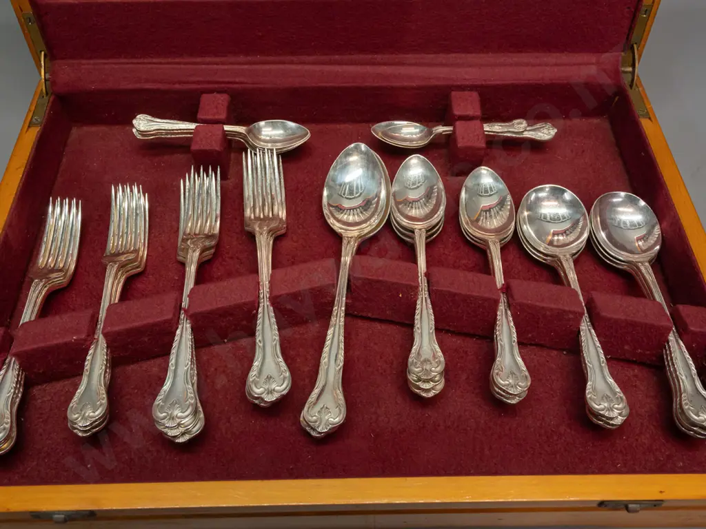 canteen of plated cutlery - John Barker, Sheffield - 6 place setting with serving spoons, one replacement teaspoon Image 1++