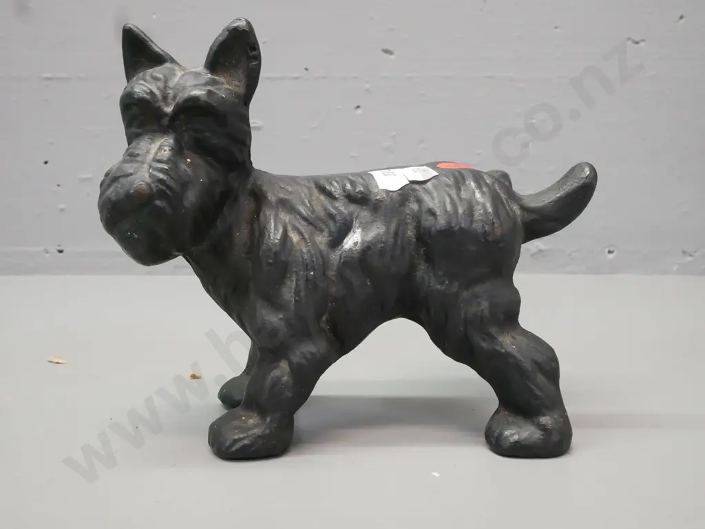 cast metal Scottie dog doorstop w/ raised leg, light wear to paint. H-150 L-170 Image 1++