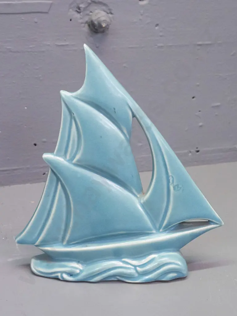 deco Sylvac-style blue ceramic yacht with cork stopper in base, no maker's marks - has small glaze flaw / discolouration Image 1++