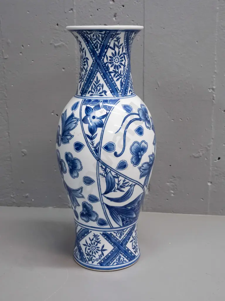 Chinese blue & white floral pattern vase H-410 Image 1++