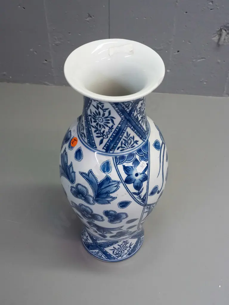 Chinese blue & white floral pattern vase H-410 Image 1++