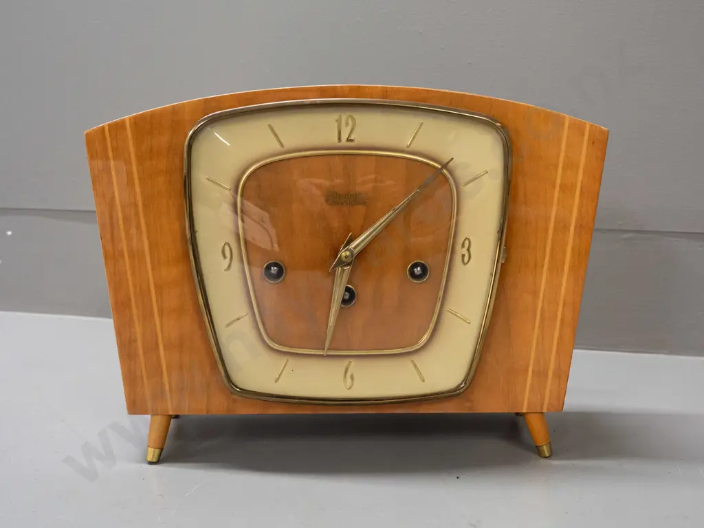 mid-century German Kieninger Schwebegang mantel clock on tapered feet with brass caps, boxwood stringing on edges, 1963 Image 1++