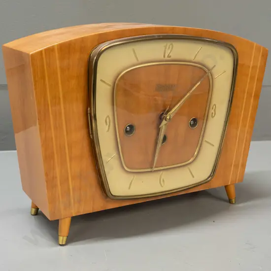mid-century German Kieninger Schwebegang mantel clock on tapered feet with brass caps, boxwood stringing on edges, 1963