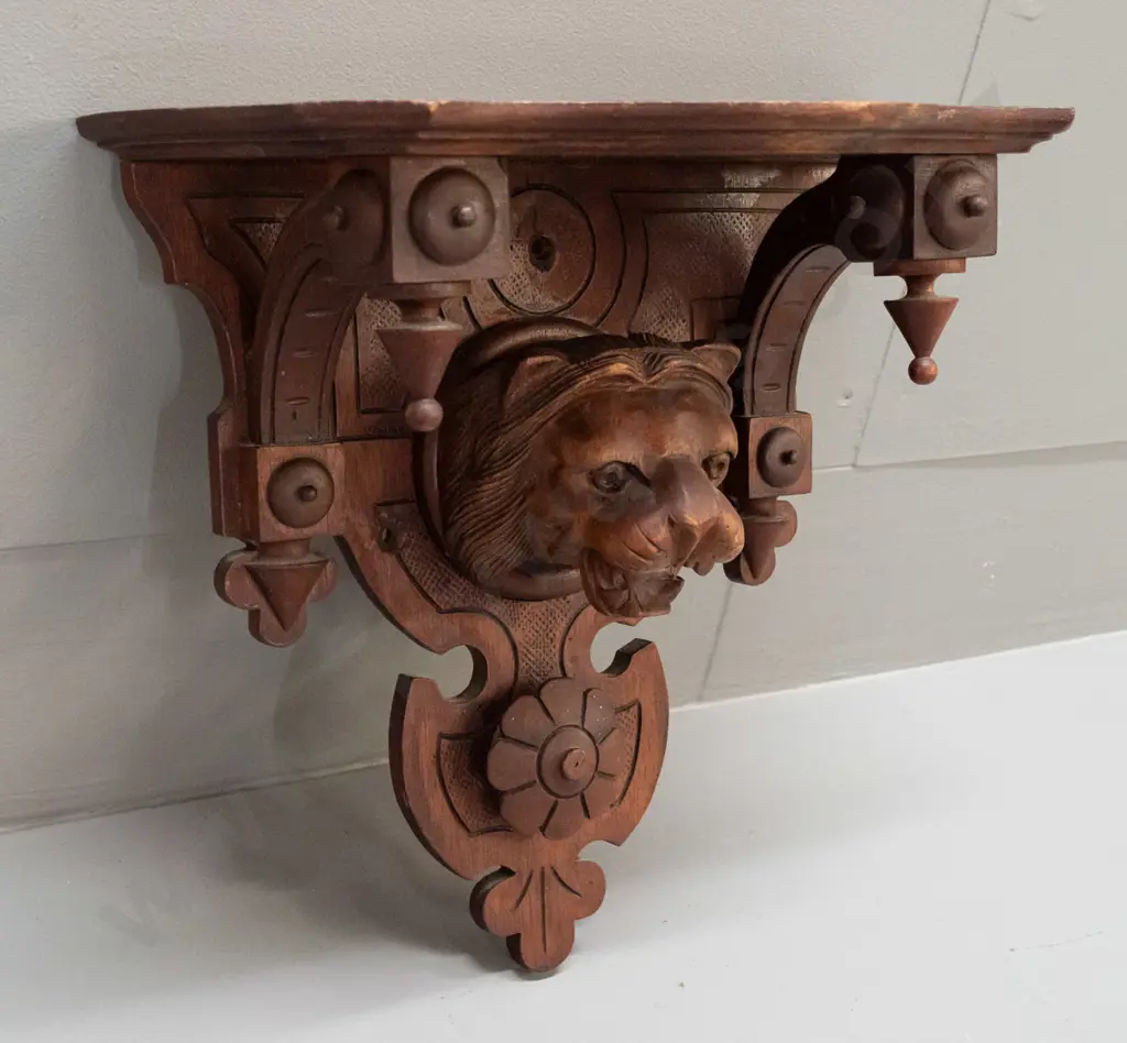Victorian carved walnut and oak wall bracket with lion's head and flower, shaped top and brackets, drop finials - has Image 1++