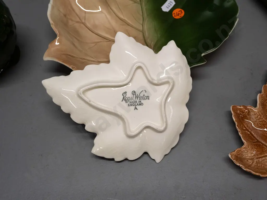 Royal Winton leaf motif items - lidded pot, large and 2 small dishes, toast rack - toast rack has small glaze fault. Image 1++