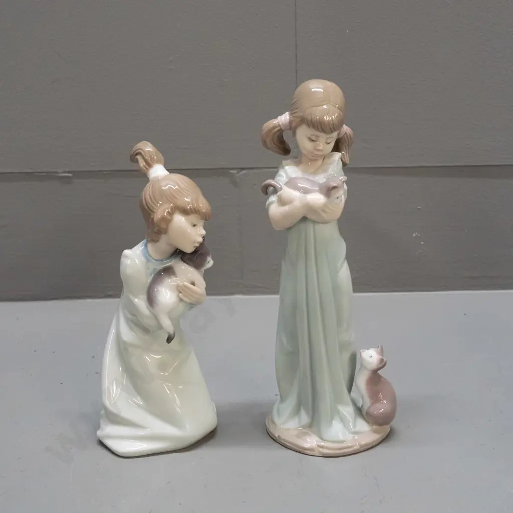 2 Lladro figurines - standing girls with cats H-200 Image 1++