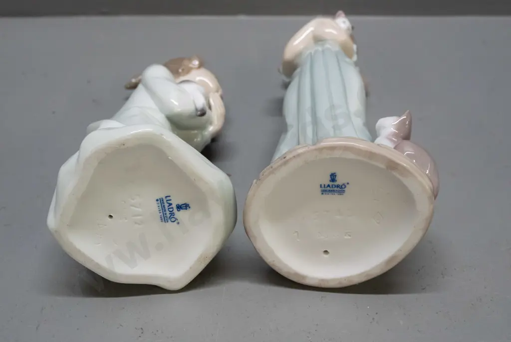 2 Lladro figurines - standing girls with cats H-200 Image 1++