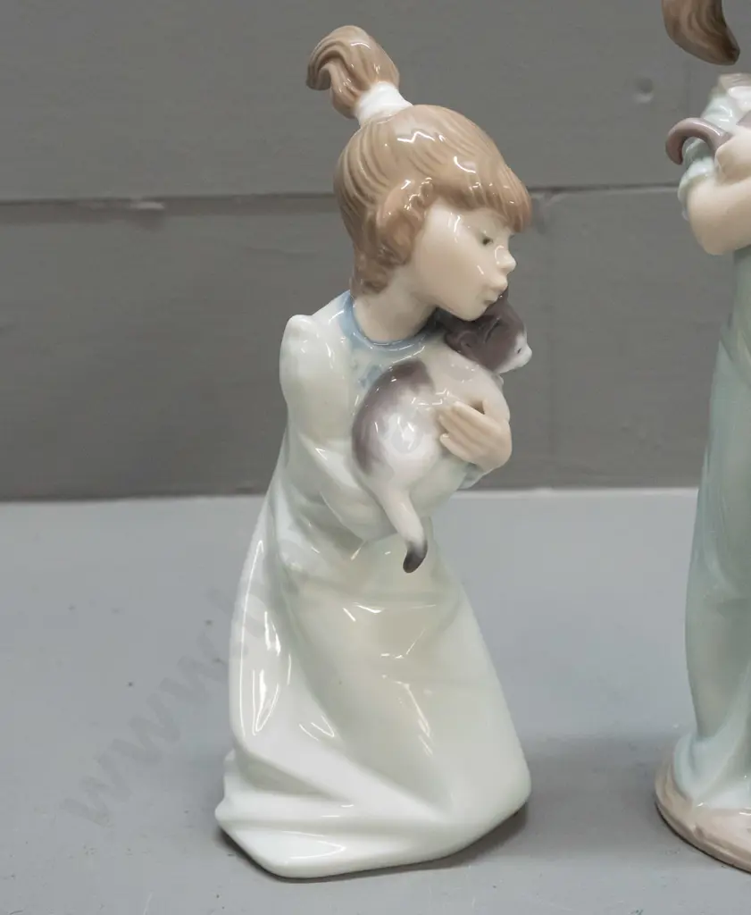 2 Lladro figurines - standing girls with cats H-200 Image 1++