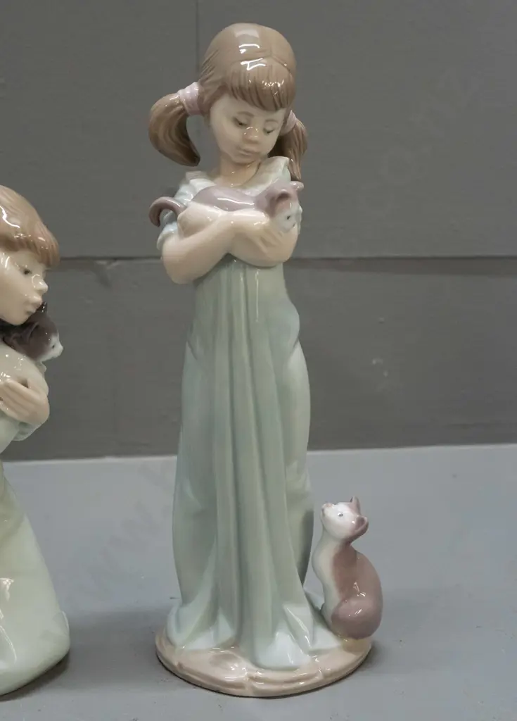 2 Lladro figurines - standing girls with cats H-200 Image 1++