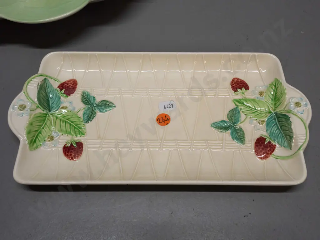 2 pieces of Beswick - sandwich tray with fruit pattern L-280 and a foliate and floral dish L-280 Image 1++