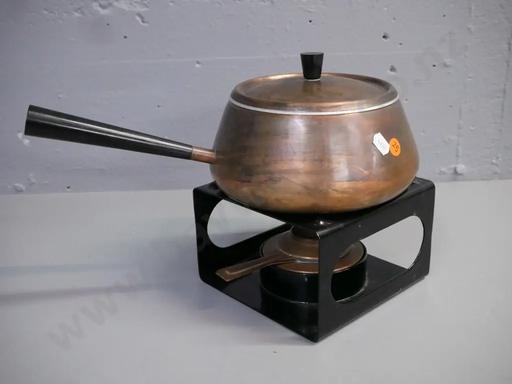 copper fondue set: pot & lid w/ white metal interior & burner, light signs of wear. Combined height 220mm Image 1++