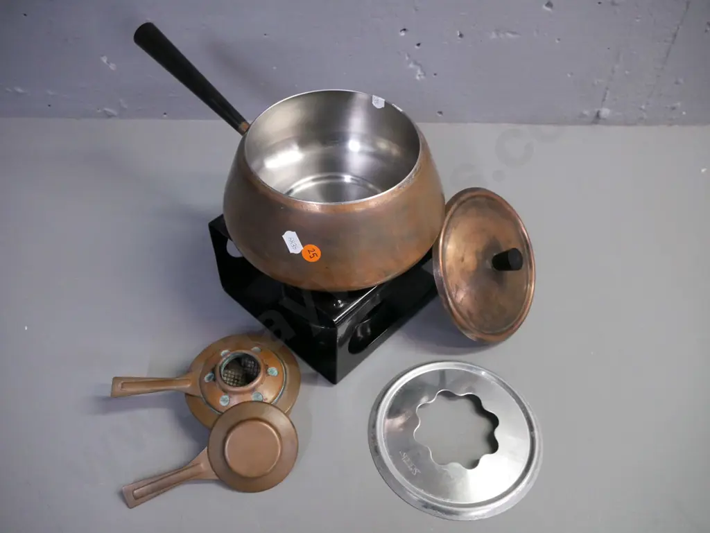 copper fondue set: pot & lid w/ white metal interior & burner, light signs of wear. Combined height 220mm Image 1++