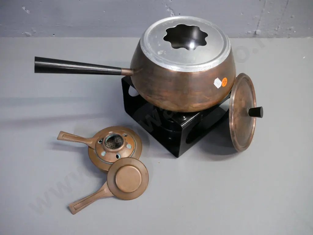 copper fondue set: pot & lid w/ white metal interior & burner, light signs of wear. Combined height 220mm Image 1++