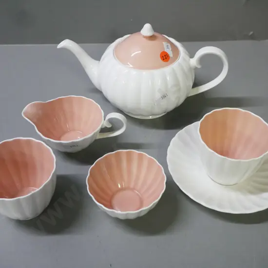 Susie Cooper coral & white shell motif tea for two (missing 1x saucer). Teapot H-220 W-225