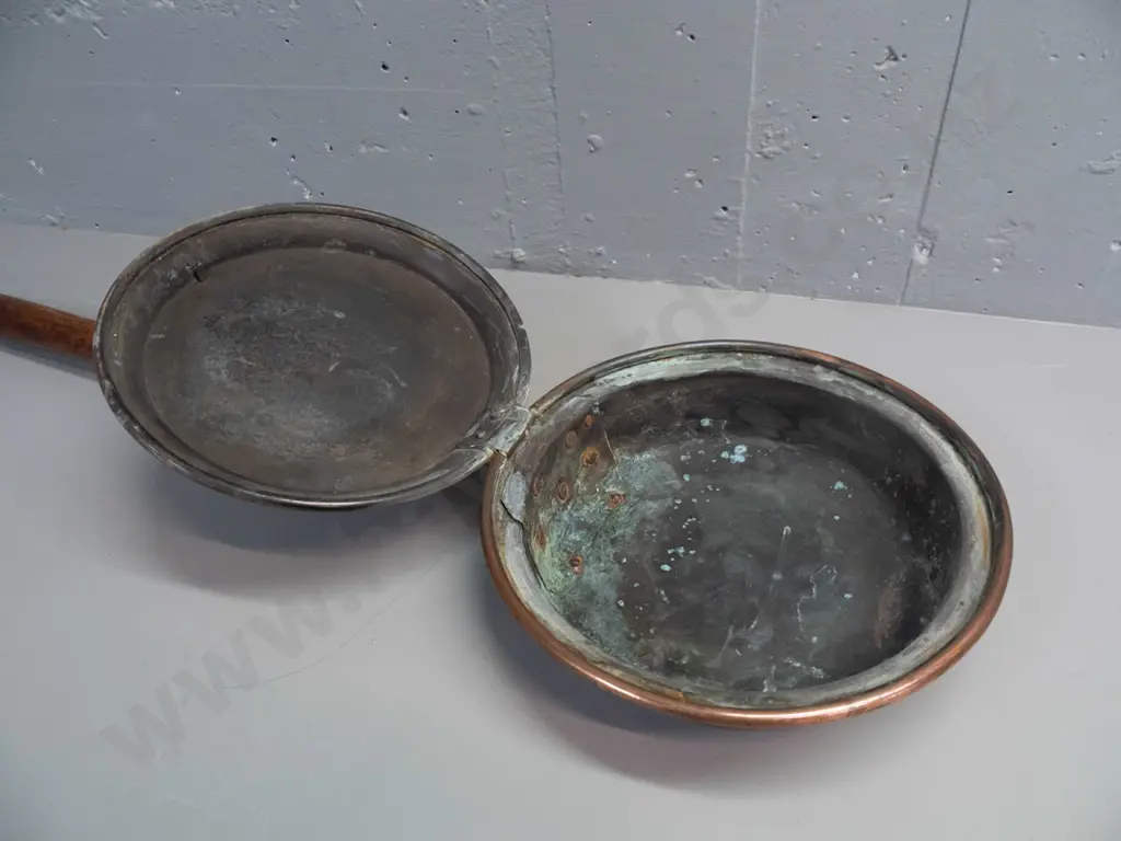 vintage bed warmer with copper pan, turned wood handle, remnants of pattern on lid - denting, corrosion inside, handle a Image 1++