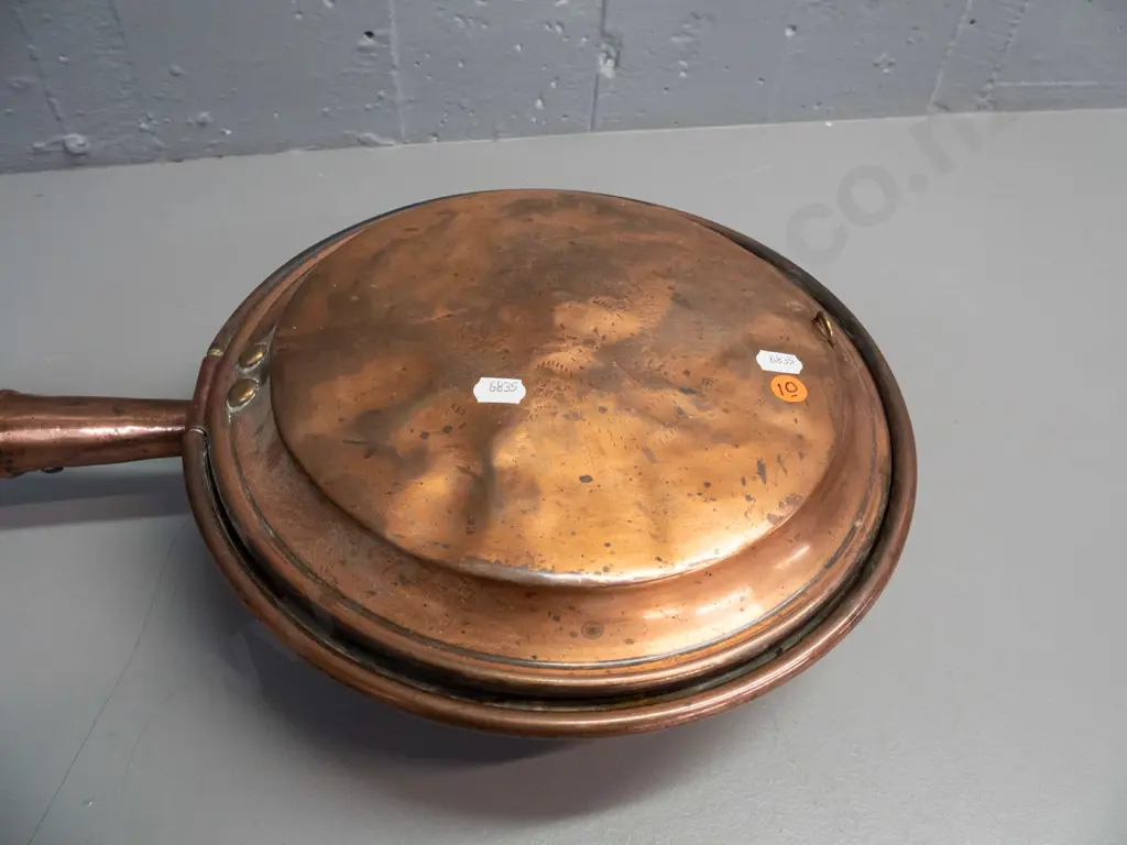 vintage bed warmer with copper pan, turned wood handle, remnants of pattern on lid - denting, corrosion inside, handle a Image 1++
