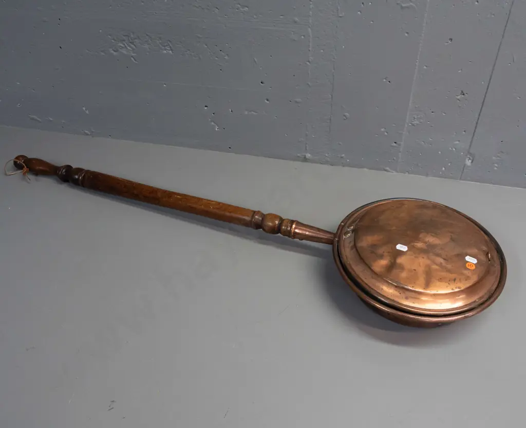 vintage bed warmer with copper pan, turned wood handle, remnants of pattern on lid - denting, corrosion inside, handle a Image 1++