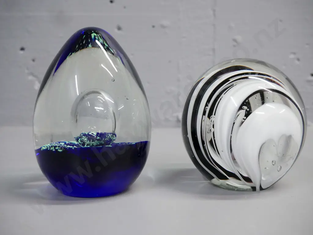 2x heavy art glass paperweights, larger H-125 D-80 Image 1++