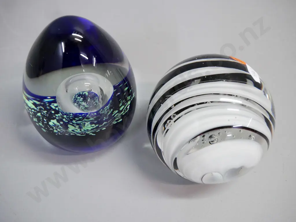 2x heavy art glass paperweights, larger H-125 D-80 Image 1++