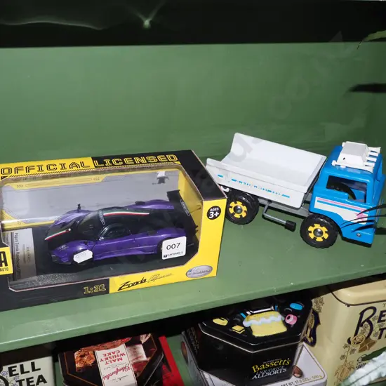 boxed model Zonda, tip truck