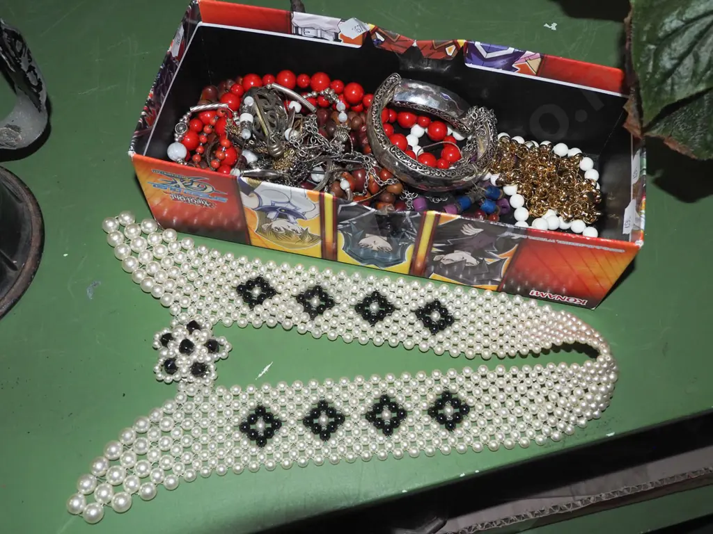 box of costume jewellery Image 1++