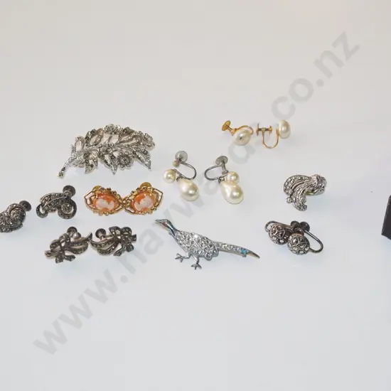tray of brooches & clip on earrings