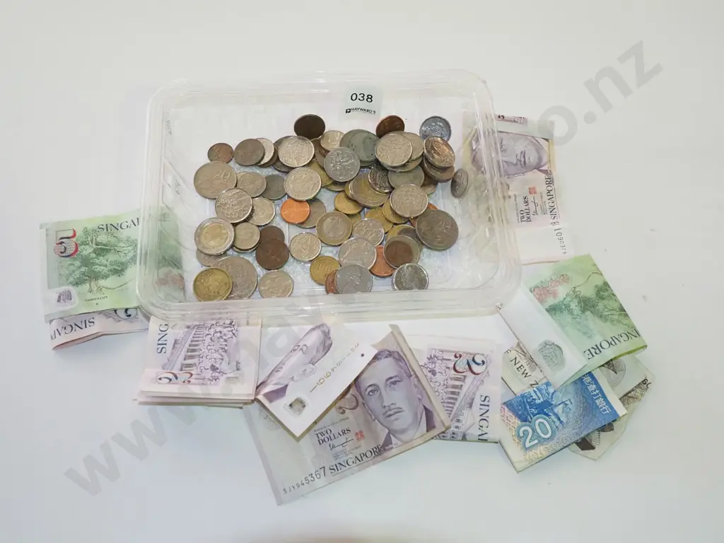 tray of coins & bank notes Image 1++