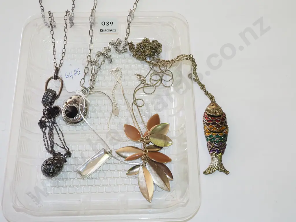 6x necklaces Image 1++