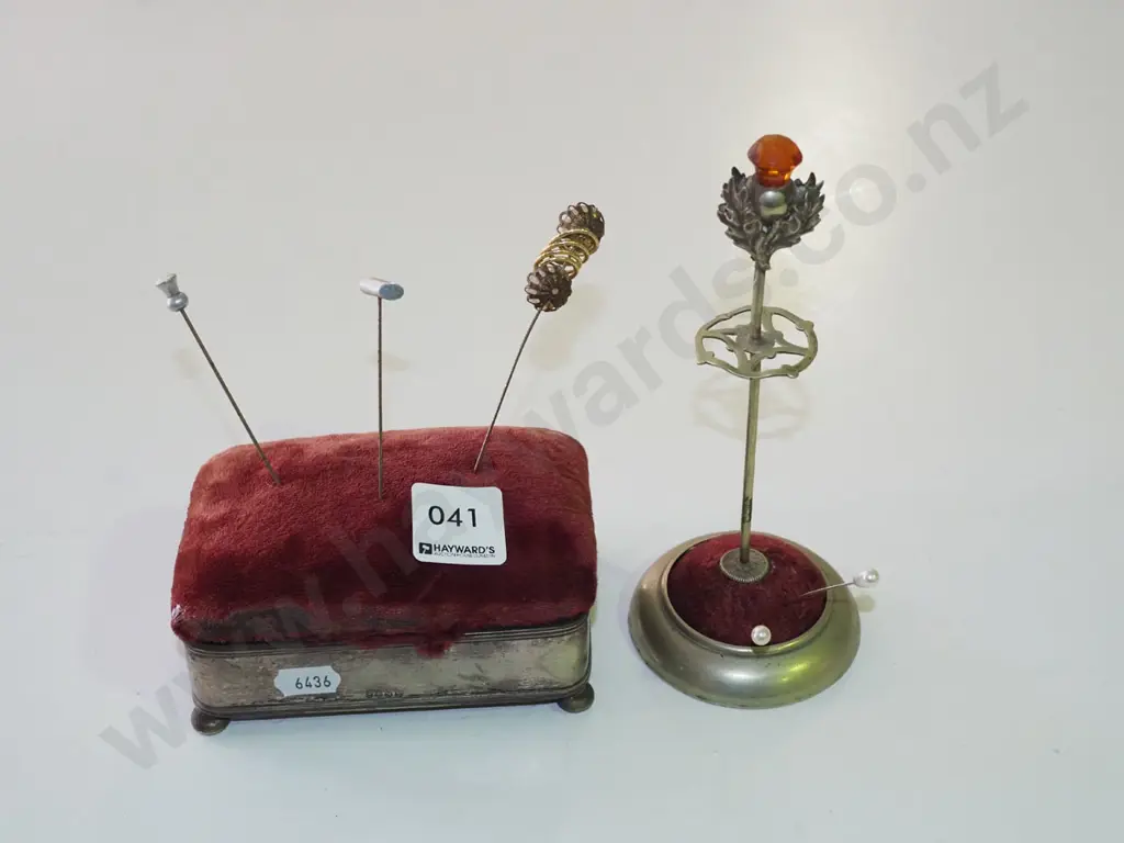 1x vintage pin cushion, 1x vintage trinket box with pin cushion Image 1++