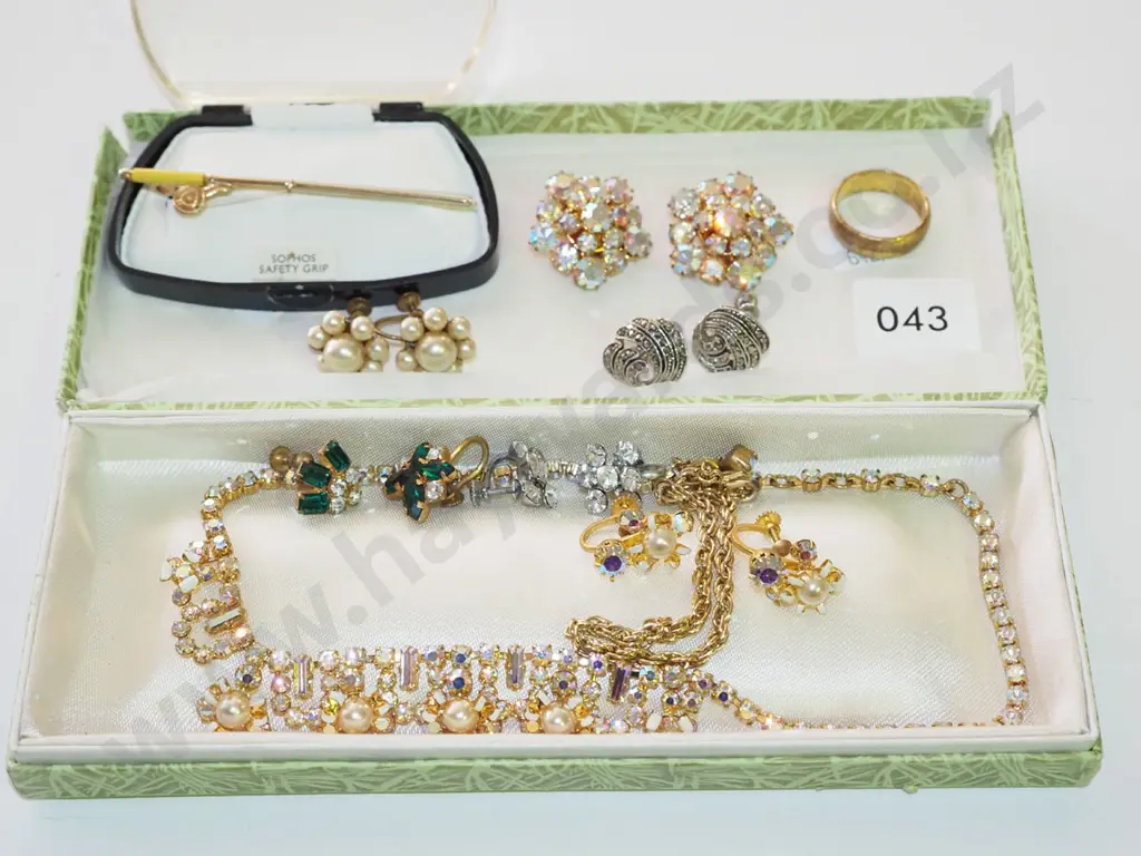 tray; costume jewellery, 18k golden bracelet (tested - not gold) Image 1++