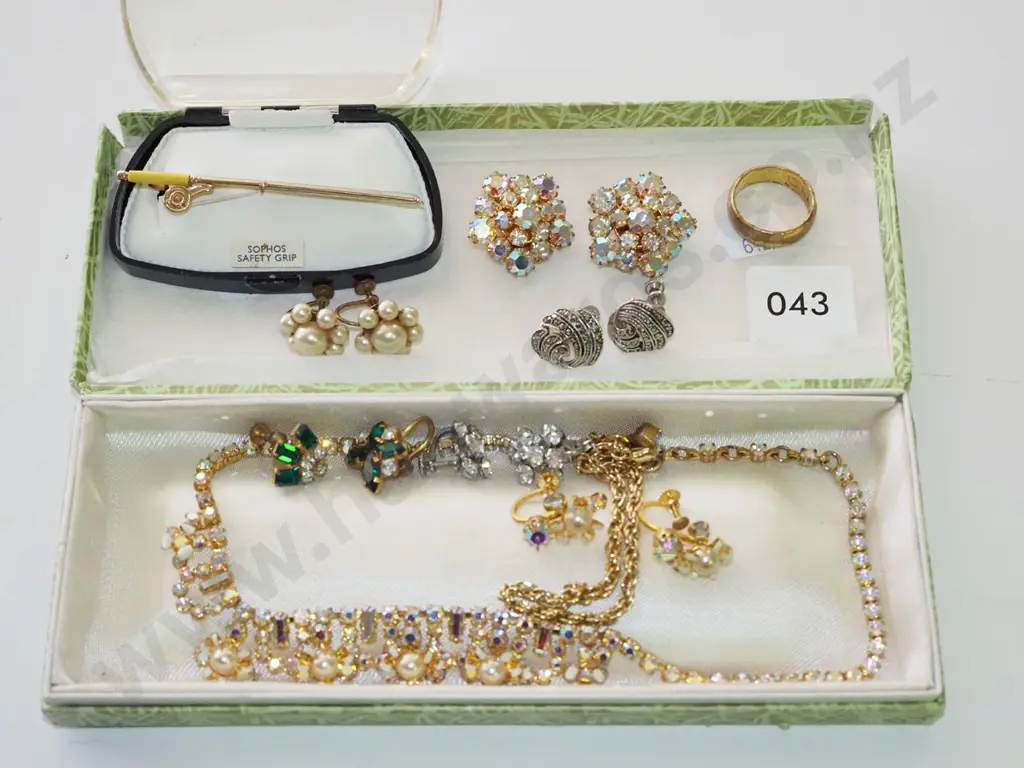 tray; costume jewellery, 18k golden bracelet (tested - not gold) Image 1++