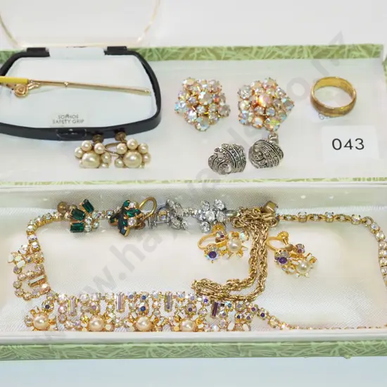tray; costume jewellery, 18k golden bracelet (tested - not gold)