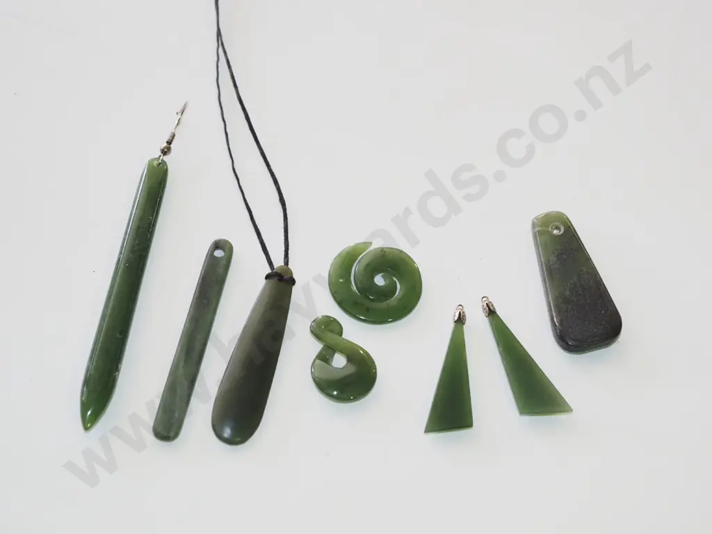box; greenstone pendants & earring Image 1++