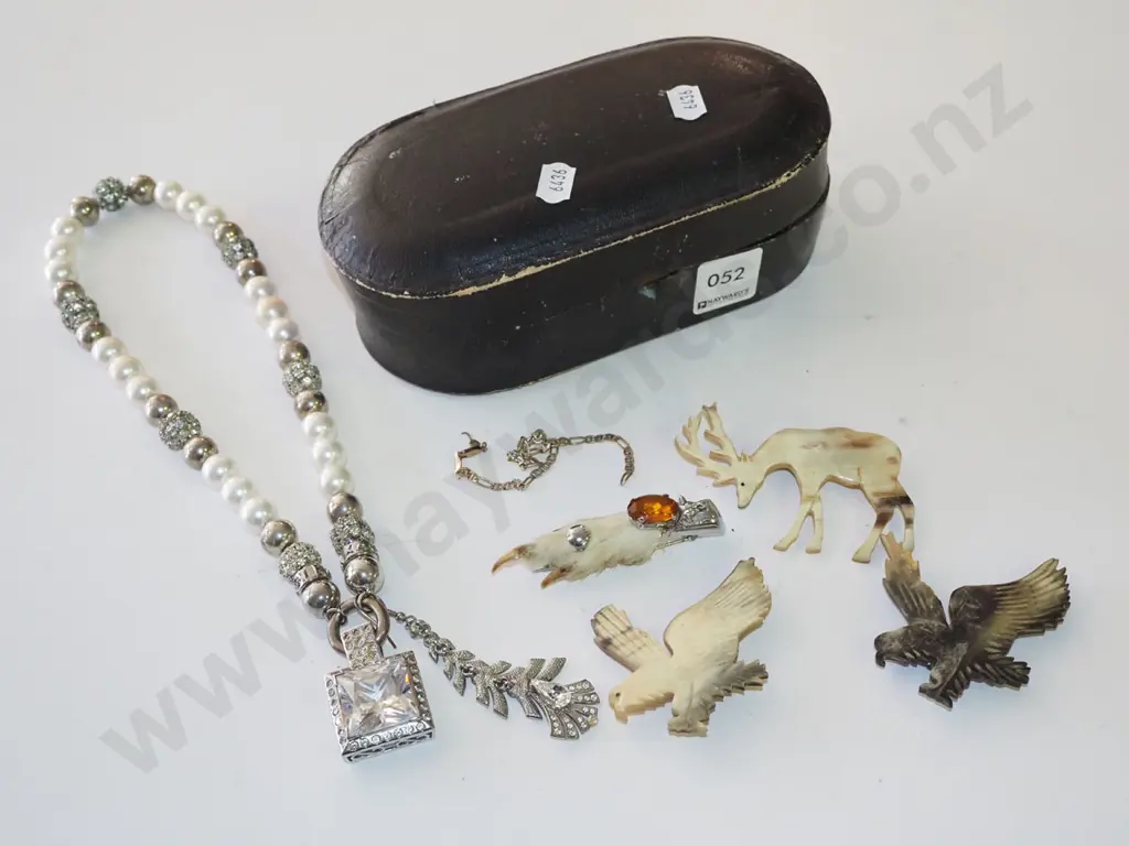 trinket box & contents, brooch, necklace etc Image 1++