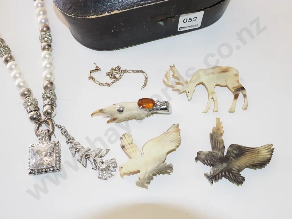 trinket box & contents, brooch, necklace etc Image 1++