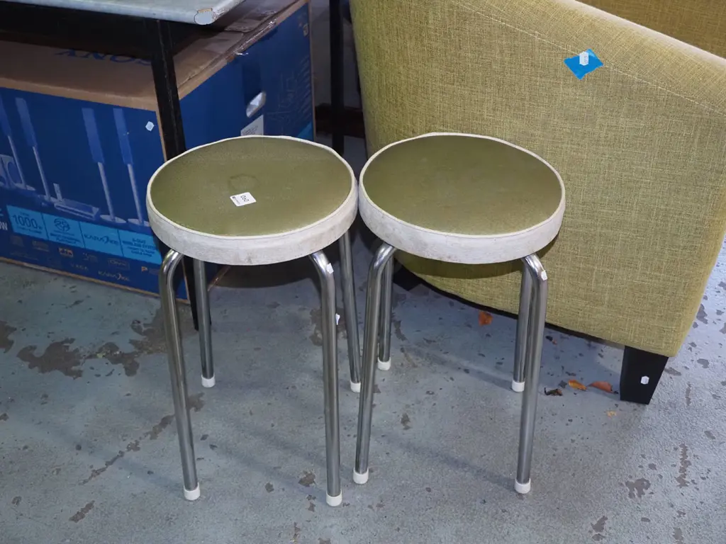 2x vinyl topped stools Image 1++