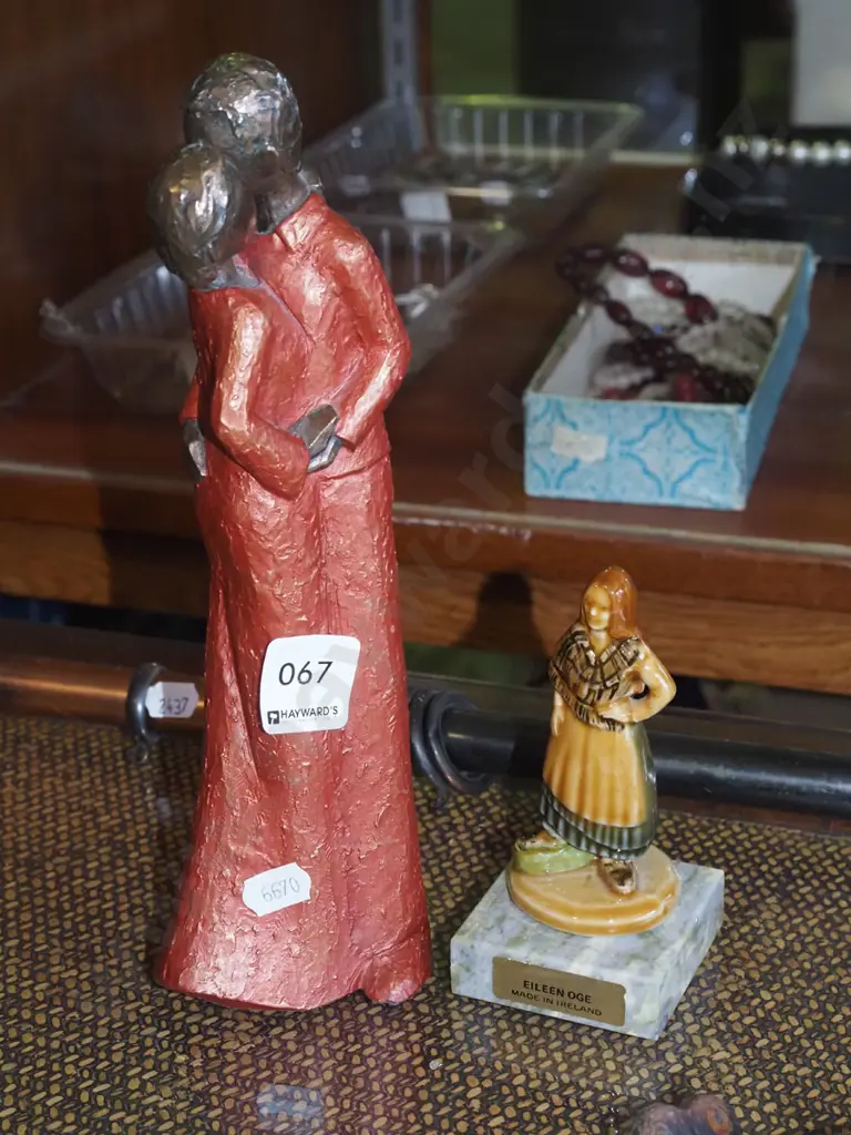 Wade figurine on marble plinth, kissing couple H250 Image 1++