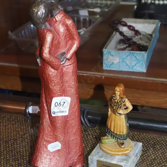 Wade figurine on marble plinth, kissing couple H250
