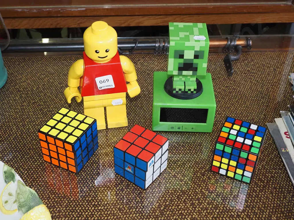 2x Lego figurines, 3x Rubik cubes Image 1++