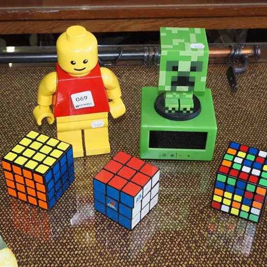 2x Lego figurines, 3x Rubik cubes