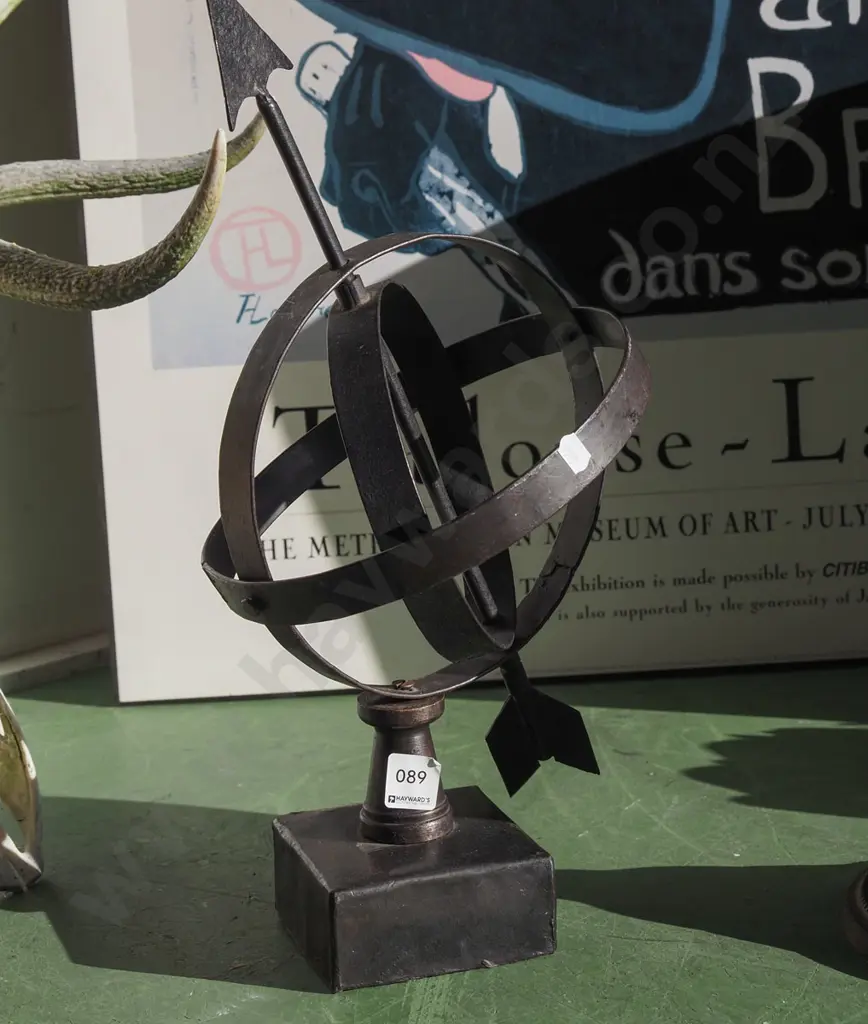 reproduction arrow and globe ornament H450 Image 1++