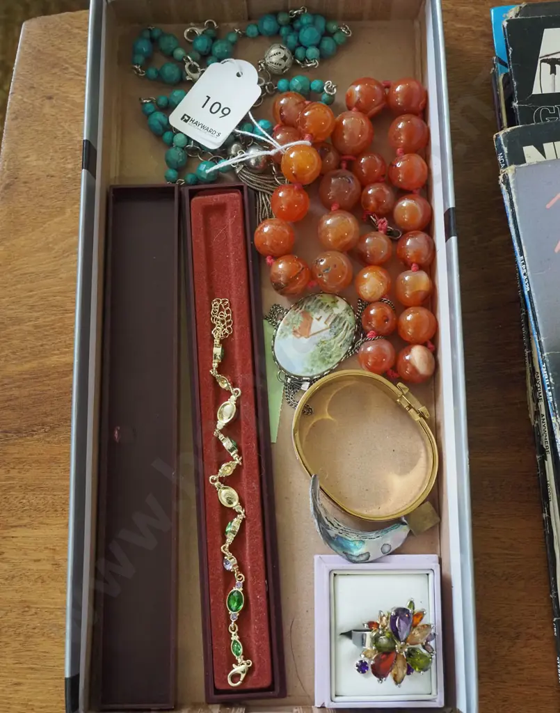 box; costume jewellery Image 1++