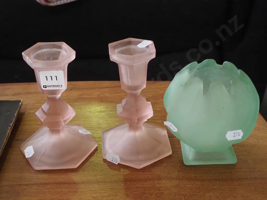 2x pink glass candlesticks, green glass bowl Candlestick H125 Image 1++